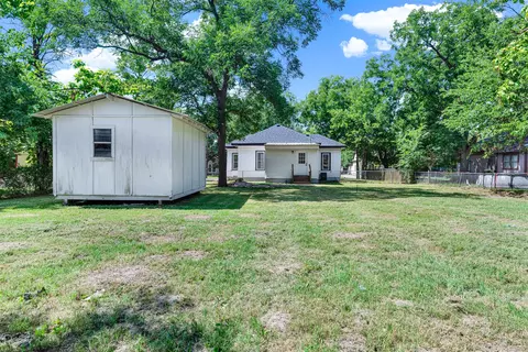 Exterior - 909 E High St, Terrell, TX 75160 photo 7 of 9