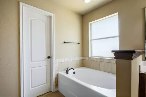 Bath - 1389 Thomas Rd, Springtown, TX 76082 photo 1 of 2