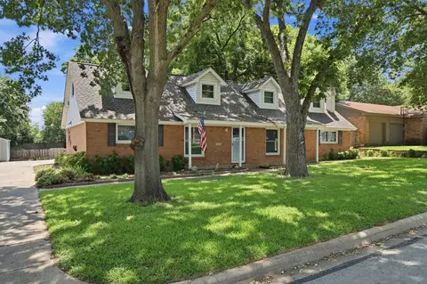 1301 Colonial Ct, Arlington, TX 76013