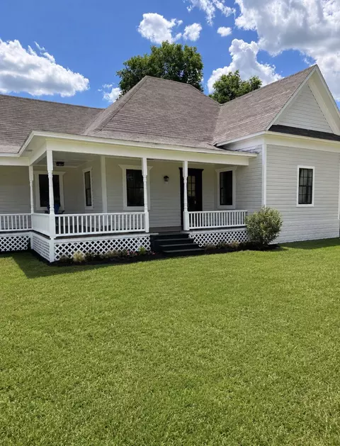 Exterior - 904 E Calhoun St, Rice, TX 75155 photo 2 of 4