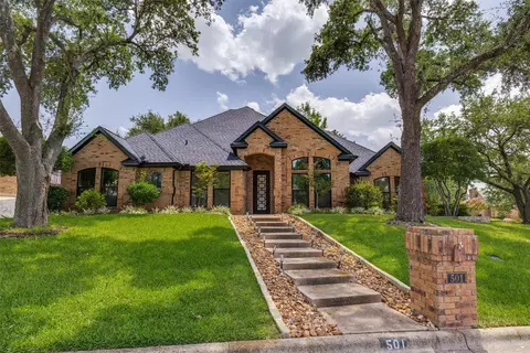 501 Green Meadow St N, Colleyville, TX 76034