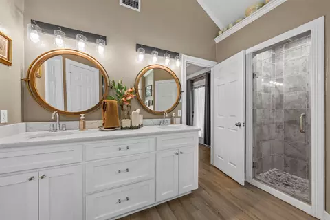 Bath - 9408 Silverthorn Dr, Waco, TX 76708 photo 3 of 5