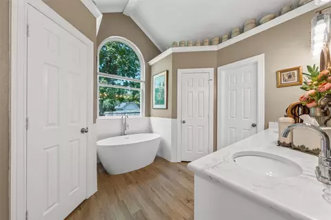 Bath - 9408 Silverthorn Dr, Waco, TX 76708 photo 2 of 5