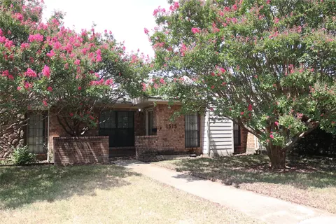 1515 Cherrycrest St, Dallas, TX 75228