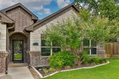 110 E Iriquois Dr, Lake Kiowa, TX 76240