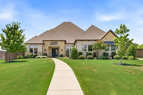 1045 Falcon Nest Dr, Kennedale, TX 76060
