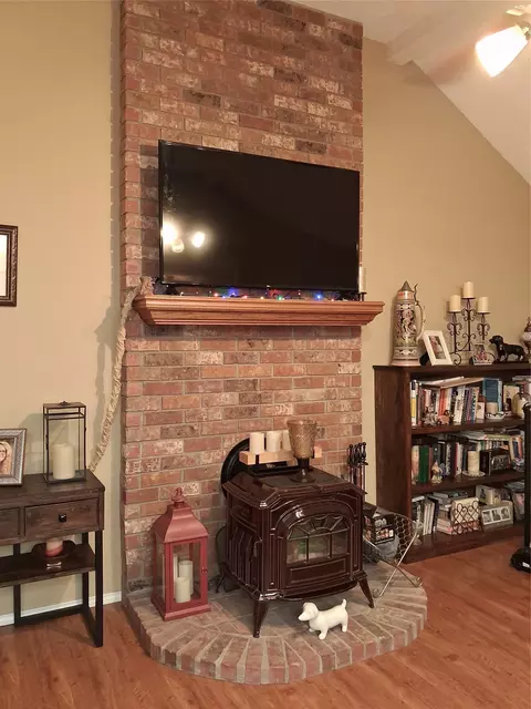 Living - 3600 Fox Ridge Rd, Lorena, TX 76655 photo 3 of 3