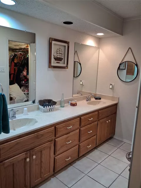 Bath - 3600 Fox Ridge Rd, Lorena, TX 76655 photo 3 of 4