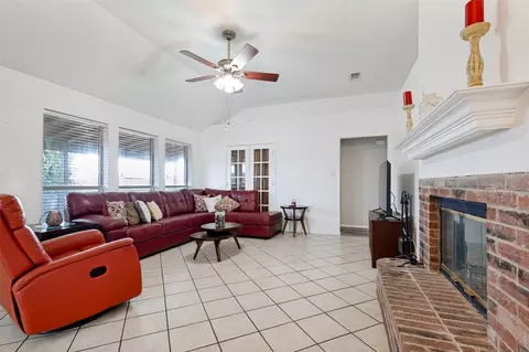 3155 Ponds Edge Trl, Grand Prairie, TX 75052