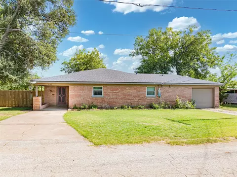 905 W Dyer St, Breckenridge, TX 76424