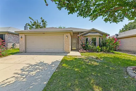 8128 Broken Arrow Rd, Fort Worth, TX 76137