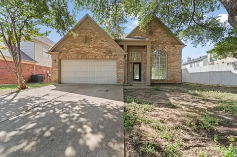 8005 Cloverglen Ln, Fort Worth, TX 76123