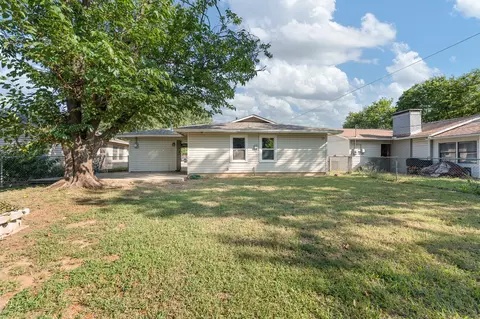 Exterior - 809 Phillips St, Cleburne, TX 76033 photo 5 of 8