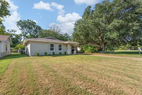 Exterior - 809 Phillips St, Cleburne, TX 76033 photo 6 of 8