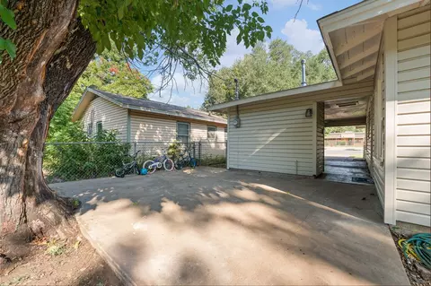 Exterior - 809 Phillips St, Cleburne, TX 76033 photo 7 of 8
