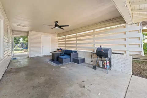 Exterior - 809 Phillips St, Cleburne, TX 76033 photo 4 of 8