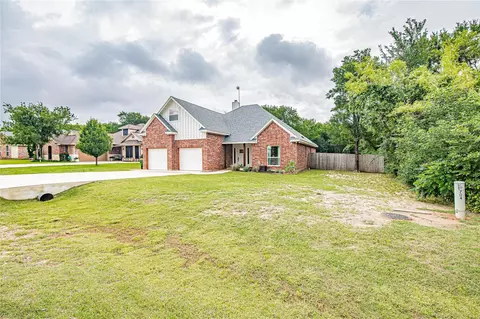 704 Grandview Dr, Granbury, TX 76049