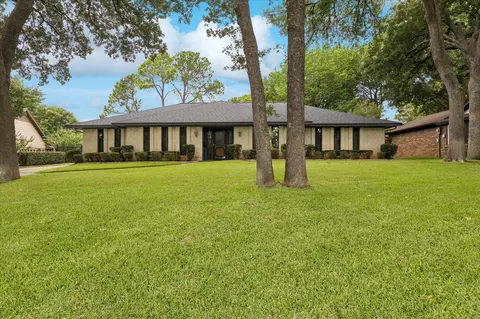 66 Lincolnshire Cir, Bedford, TX 76021