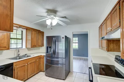 Kitchen - 220 E Cloverleaf Dr, Haughton, LA 71037 photo 3 of 4