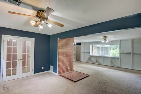 Living - 220 E Cloverleaf Dr, Haughton, LA 71037 photo 4 of 4