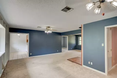 Living - 220 E Cloverleaf Dr, Haughton, LA 71037 photo 2 of 4