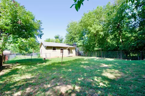 Exterior - 2015 N 12th St, Waco, TX 76708 photo 5 of 6