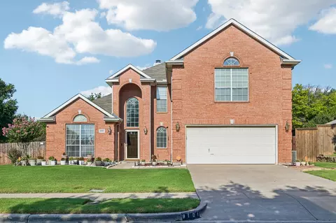 8101 Ross Lake Dr, Fort Worth, TX 76137