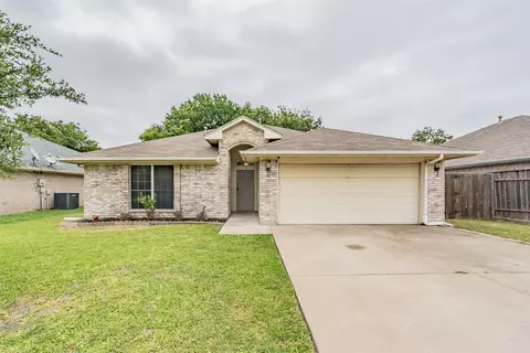 137 Roberts Dr, Saginaw, TX 76179