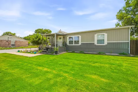 Exterior - 936 Apache Dr, De Leon, TX 76444 photo 3 of 8