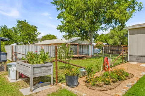 Exterior - 936 Apache Dr, De Leon, TX 76444 photo 7 of 8