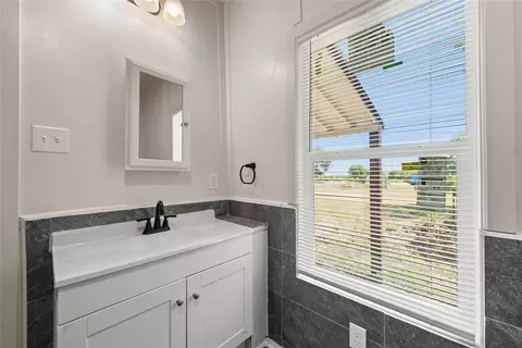 Bath - 404 Eagle Dr, Eddy, TX 76524 photo 2 of 2