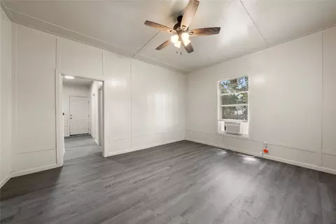Living - 404 Eagle Dr, Eddy, TX 76524 photo 2 of 3