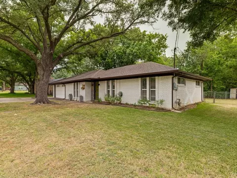 Exterior - 410 E White St, Pilot Point, TX 76258 photo 2 of 6