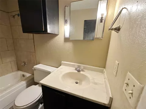 Bath - 100 Pecos Pl, Plainview, TX 79072 photo 2 of 2