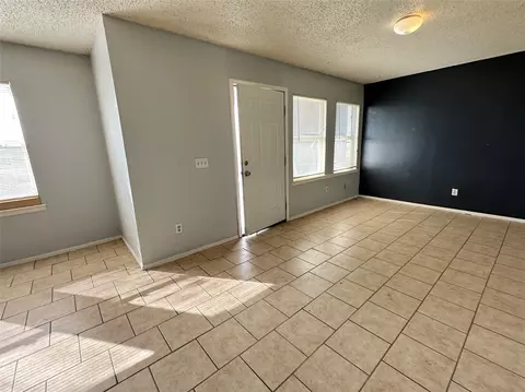 Living - 100 Pecos Pl, Plainview, TX 79072 photo 2 of 5