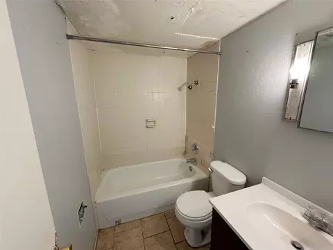 Bath - 100 Pecos Pl, Plainview, TX 79072 photo 1 of 2