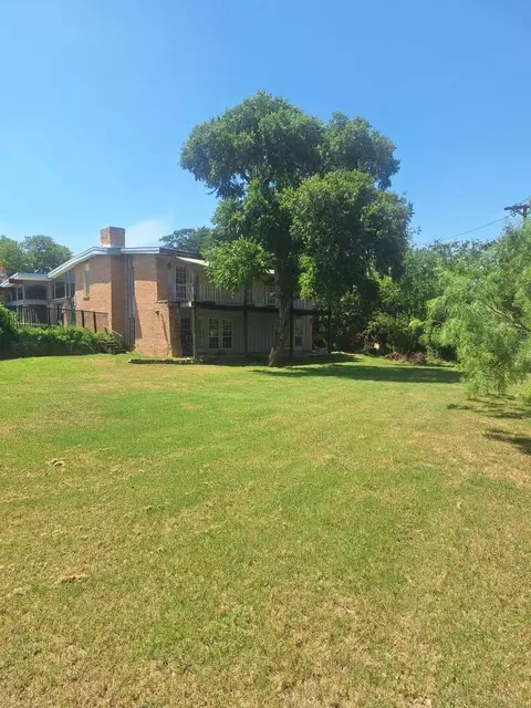 2415 Skyline Dr, Irving, TX 75038
