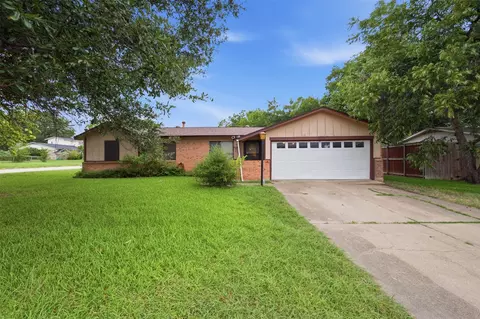 816 SW Sundown Trl, Burleson, TX 76028