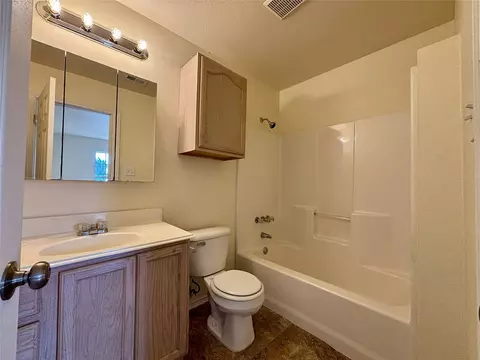 Bath - 2001 Solomon Dr, Commerce, TX 75428 photo 1 of 2