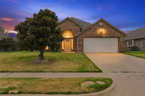 3221 Canary Ln, Midlothian, TX 76065