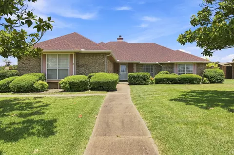 1121 The Meadows Pkwy, Desoto, TX 75115