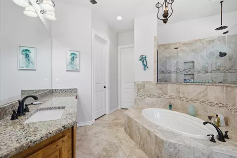 Bath - 111 Flying Diamond Dr, Springtown, TX 76082 photo 1 of 4
