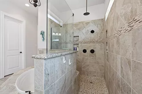 Bath - 111 Flying Diamond Dr, Springtown, TX 76082 photo 3 of 4