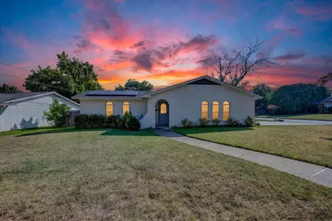 629 Newton Dr, Burleson, TX 76028