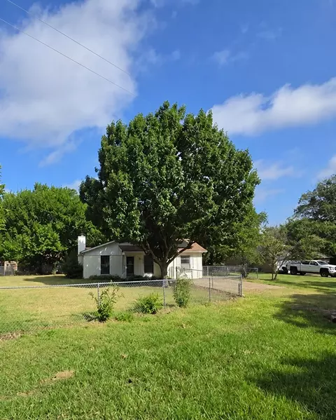 329 Walnut Ave, Azle, TX 76020