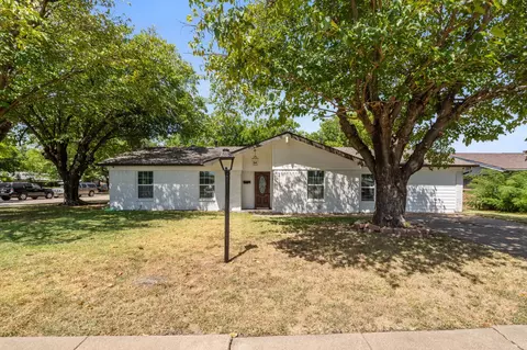 2110 Tompkins Dr, Grand Prairie, TX 75051