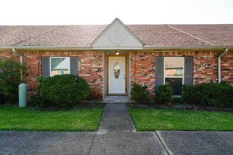 27 W Townhouse Ln, Grand Prairie, TX 75052