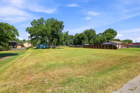 1018 Yarbrough St, Pilot Point, TX 76258 photo 3