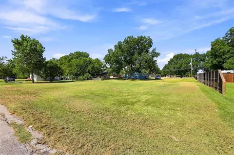 1018 Yarbrough St, Pilot Point, TX 76258 photo 5