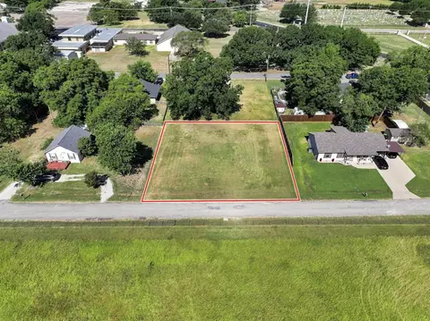 1018 Yarbrough St, Pilot Point, TX 76258 photo 4